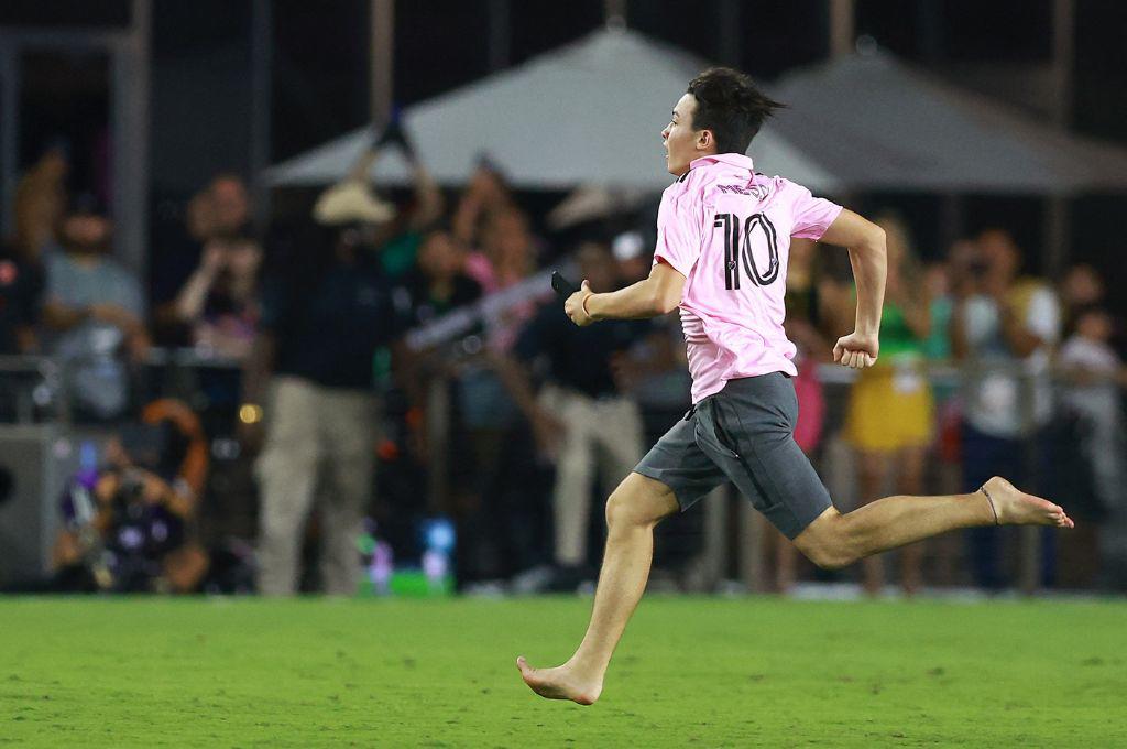 La nueva y épica celebración de Messi, el gran gesto de Leo con un niño, el fanático descalzo; y ¿con quién estuvo acompañada Antonella?