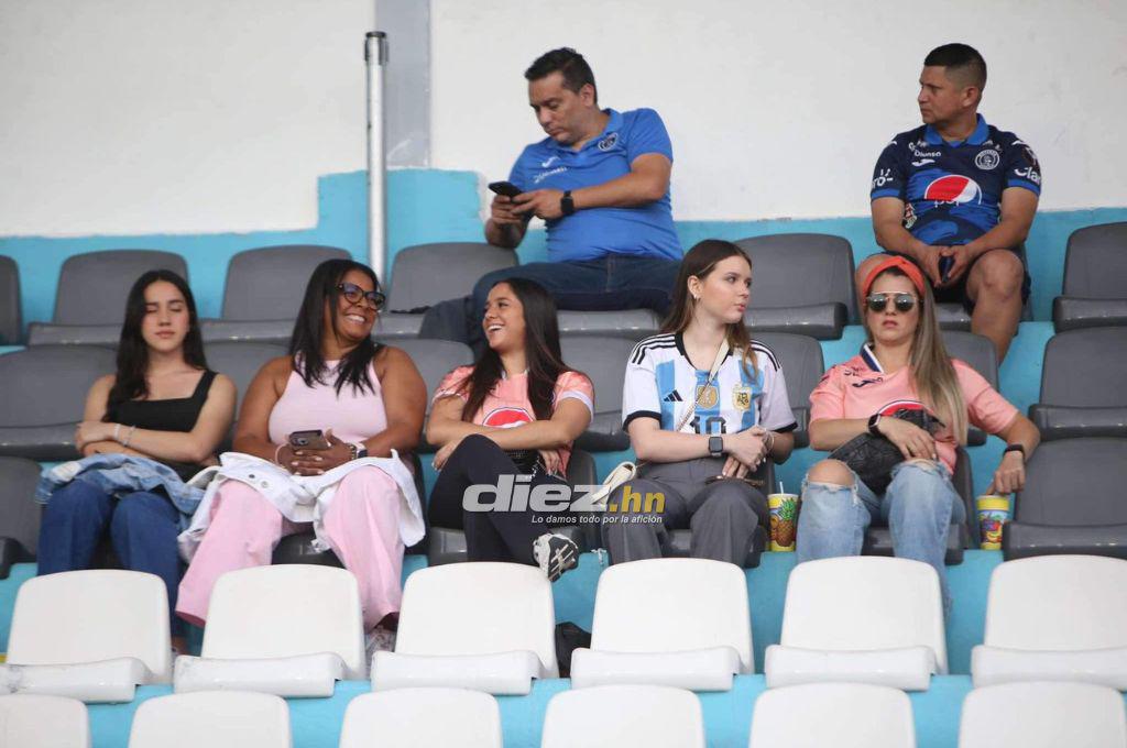 Polémico festejo de Yeison y su beso con una periodista; la fila de novias de los jugadores del Motagua y ¿hay nuevo pistolero?