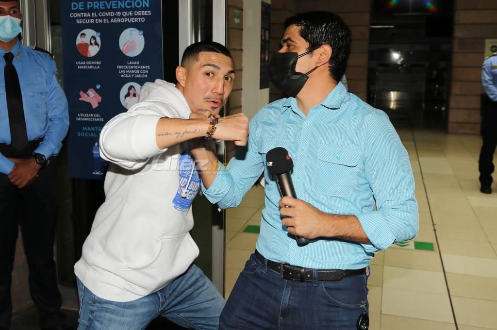 Con seguridad del gobierno y un ‘jab’ a periodista: Así fue la llegada de Teófimo López a Honduras para la toma de posesión