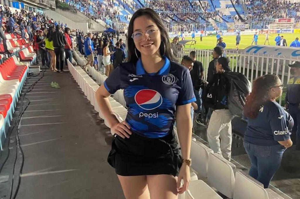 Se volvió viral por un descuido: La bella aficionada del Motagua que agitó las redes en la final de ida ante Olimpia