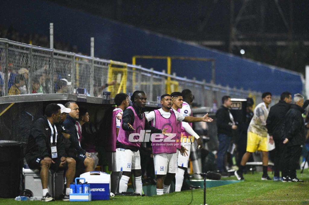 Bronca entre jugadores, el festejo de Honduras tras vencer a México y el feo gesto de Javier Aguirre, quien sufrió un corte en la cabeza
