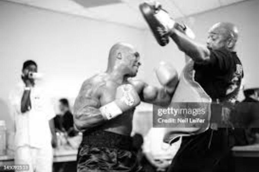 Mike Tyson hizo historia junto a él: ¿Quién es el entrenador del boxeador hondureño Téofimo López?