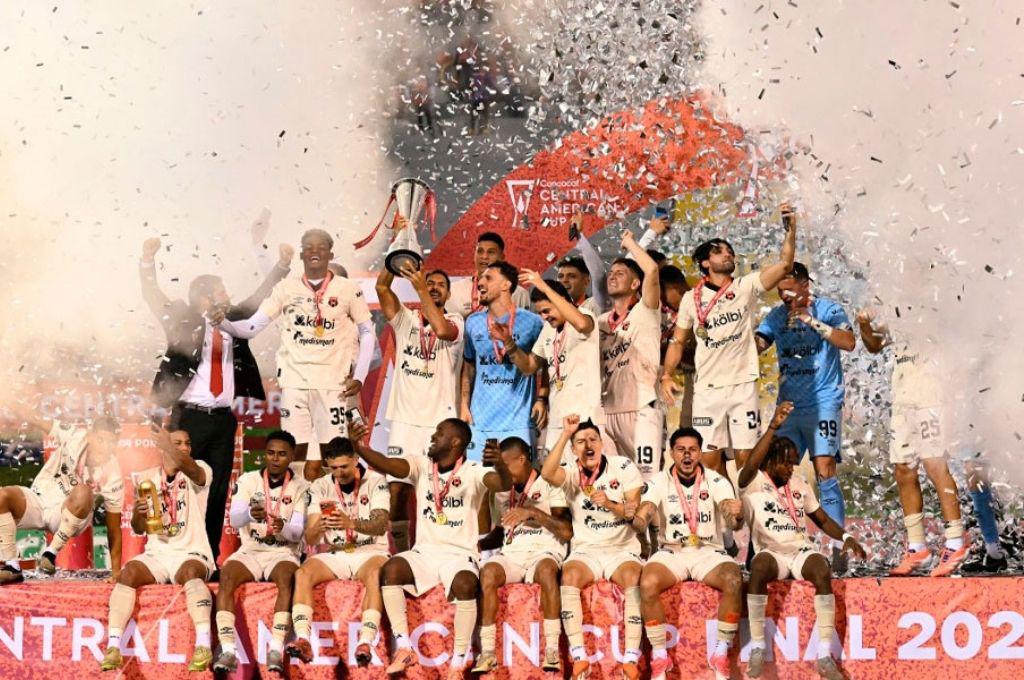 Alajuelense supera a los de la Liga MX y el Inter Miami de Messi sufre duro revés: estos son los clubes más destacados del 2025