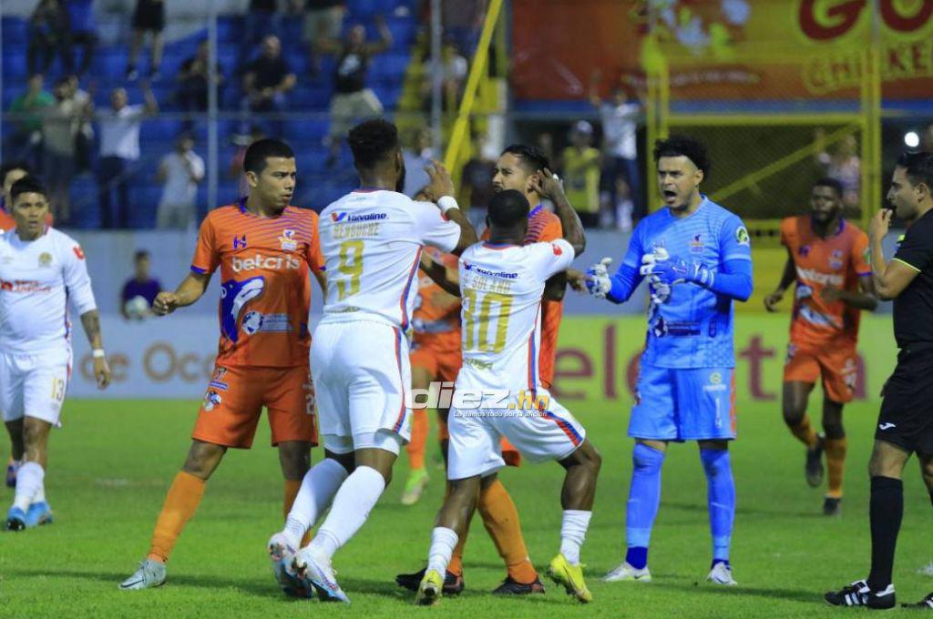 El cariño de Troglio a ex Olimpia, la bronca de Benguché y la molestia de la Ultra Fiel ¿quién es la chica de palco?