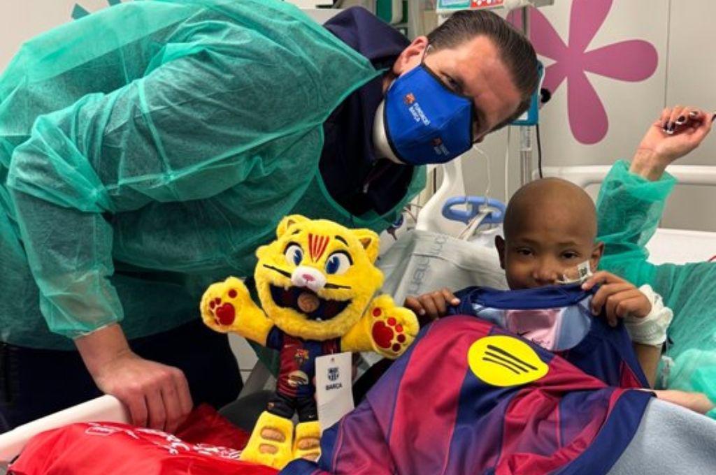 Dos estrellas no asistieron: Barcelona hace magia afuera de la cancha y tiene bonito gesto con niños hospitalizados
