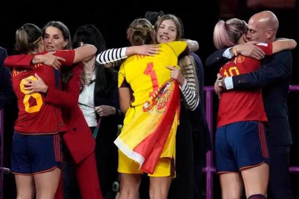Luis Rubiales cometió “agresión sexual” en festejos de España: el beso con una jugadora y su polémica celebración a la par de la reina