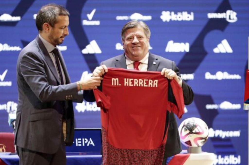 “Si se complica la eliminatoria, se le acaba la carrera”: Faitelson y la prensa de Costa Rica opina sobre la llegada del Piojo Herrera