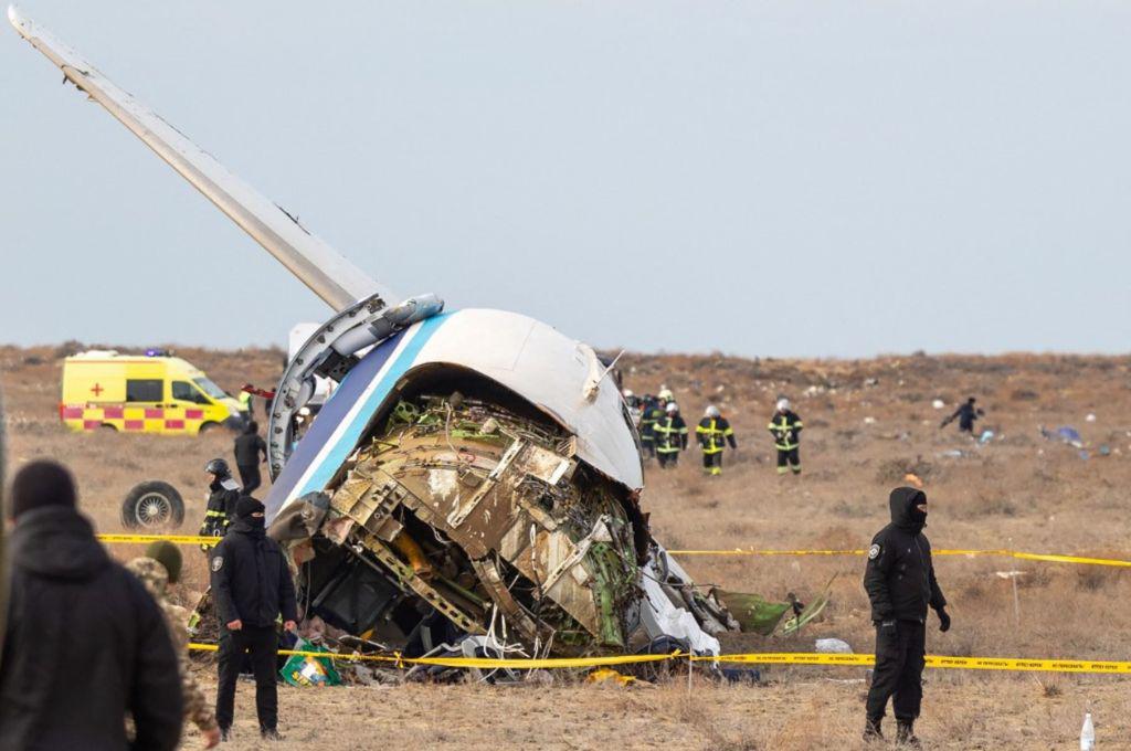 Informe especial: en plena Navidad, avión se estrella y deja gran saldo de muertos en Kazajistán ¿hay sobrevivientes?