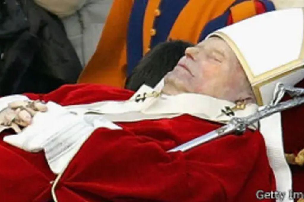 El inédito club que asciende de división cada vez que renuncia o muere un Papa: la maldición inversa