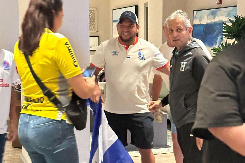 Con la visita de Antonela y de una leyenda del Barcelona: así fue el último entreno de Honduras previo a medirse a Islandia