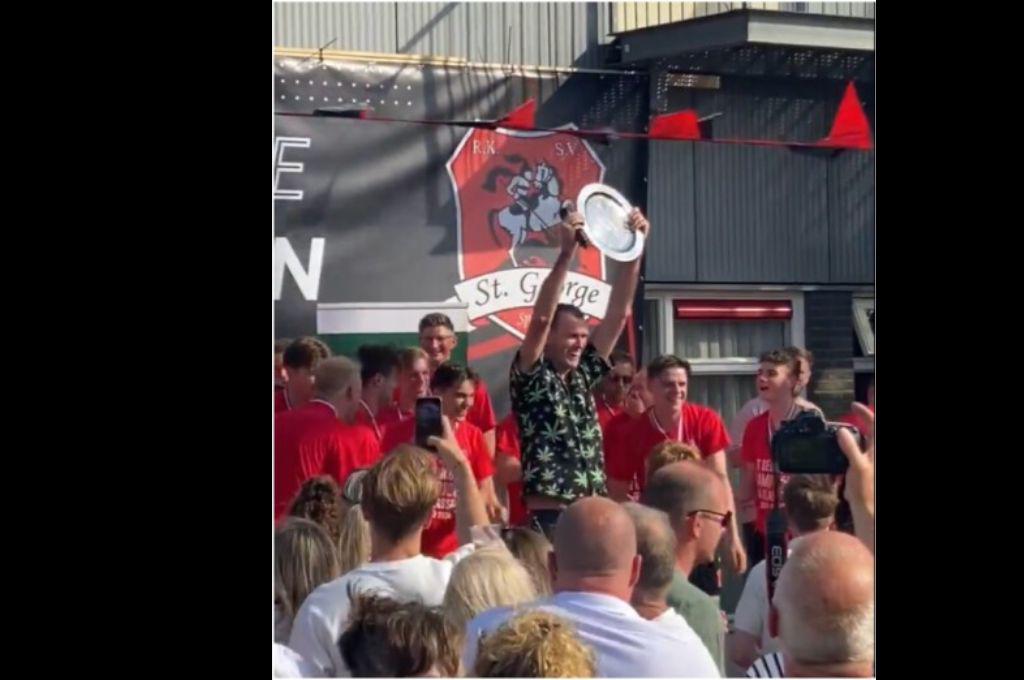 Hizo 4 expulsiones, añadió 15 minutos y celebró el título con el campeón: ¿Cuál fue el ‘premio’ que se llevó el árbitro?