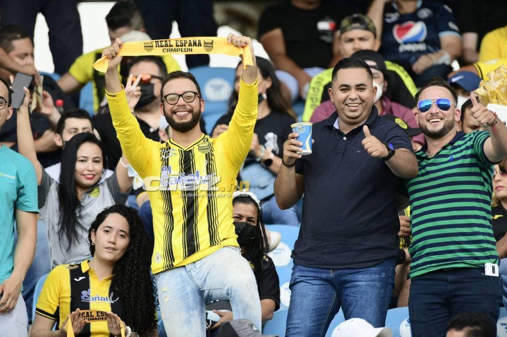 Muchos hinchas del Motagua y bellas mujeres en el estadio Olímpico de San Pedro Sula para disfrutar de la gran final