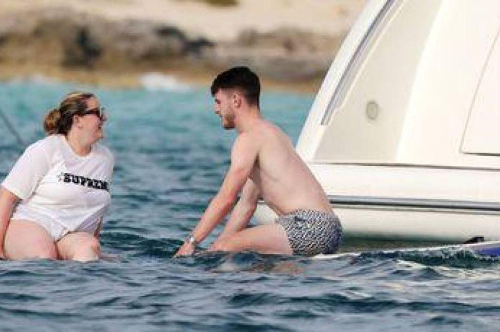 La novia de la figura del Arsenal sufrió acoso en las redes por su aspecto físico y sale a defenderla: “Merece algo mejor”