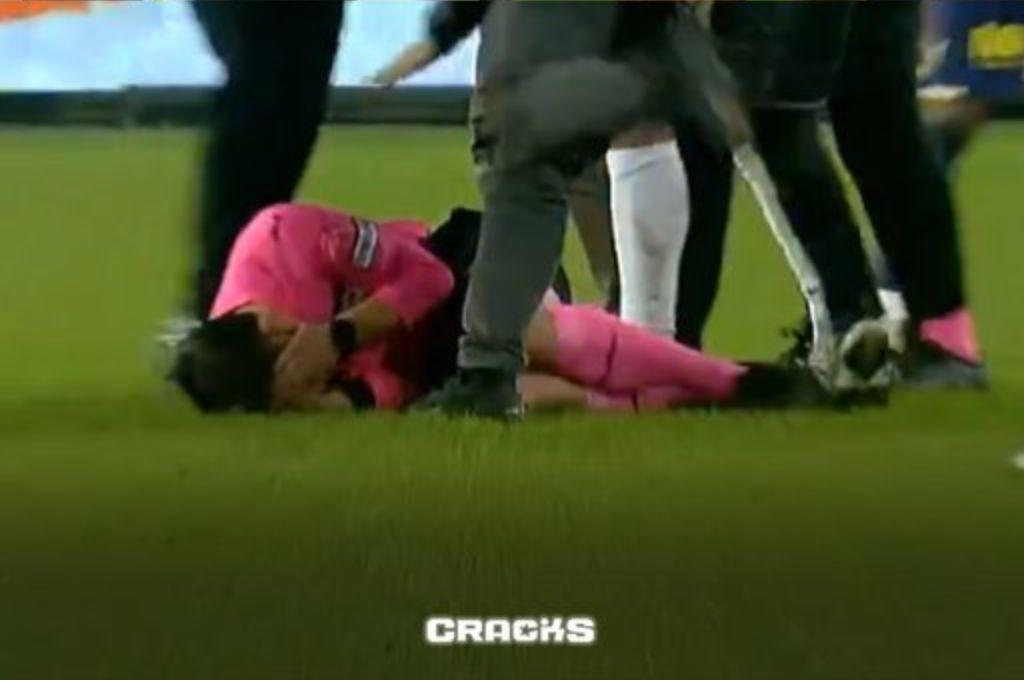Con el ojo morado y pateado en el suelo: así quedó el árbitro tras ser golpeado por el presidente y jugadores de un equipo turco