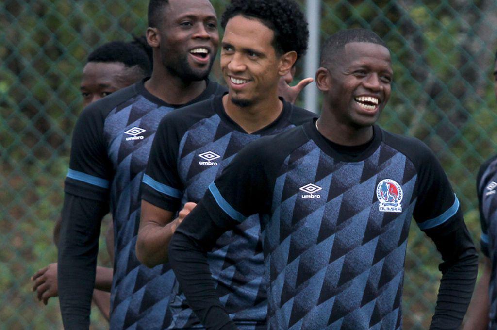 Boniek García ya hace trabajo en cancha en Olimpia, pero aún no tiene el alta médica ¿Cuándo estaría listo?