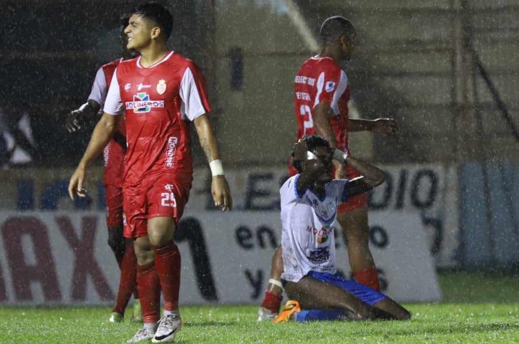 Con retraso incluido: Real Sociedad saca un punto de oro visitando al Victoria tras temprana expulsión