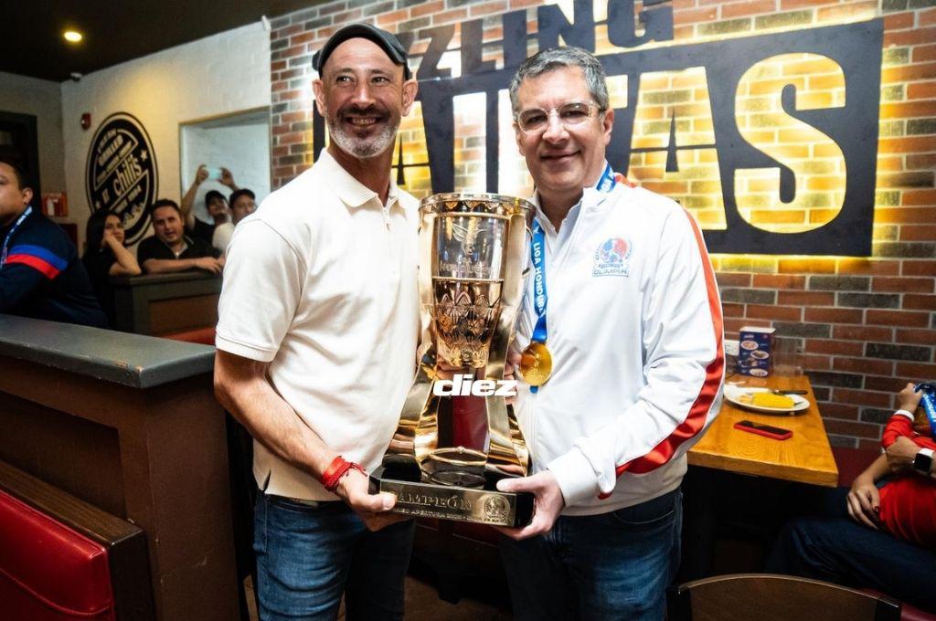¡Abrazo de campeón y la figura presente! Así fue la celebración íntima de la directiva y jugadores tras la conquista de la copa 40