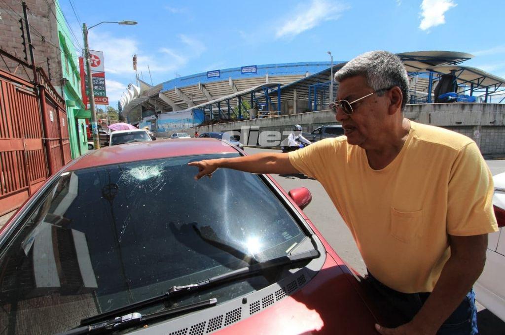Carros destruidos, piedras y testimonios; así lucen las calles tras batalla entre aficionados de Motagua y Olimpia