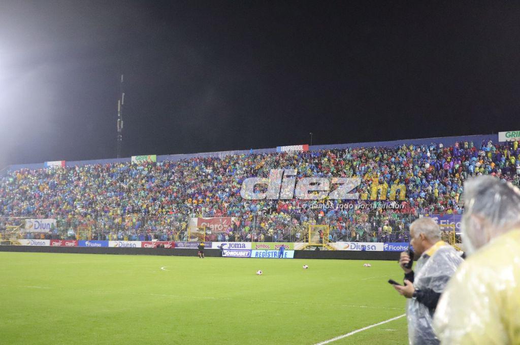 ¡Espectacular! Llenazo en el estadio Morazán por el Honduras-México pese a la lluvia y Rambo de León, presente