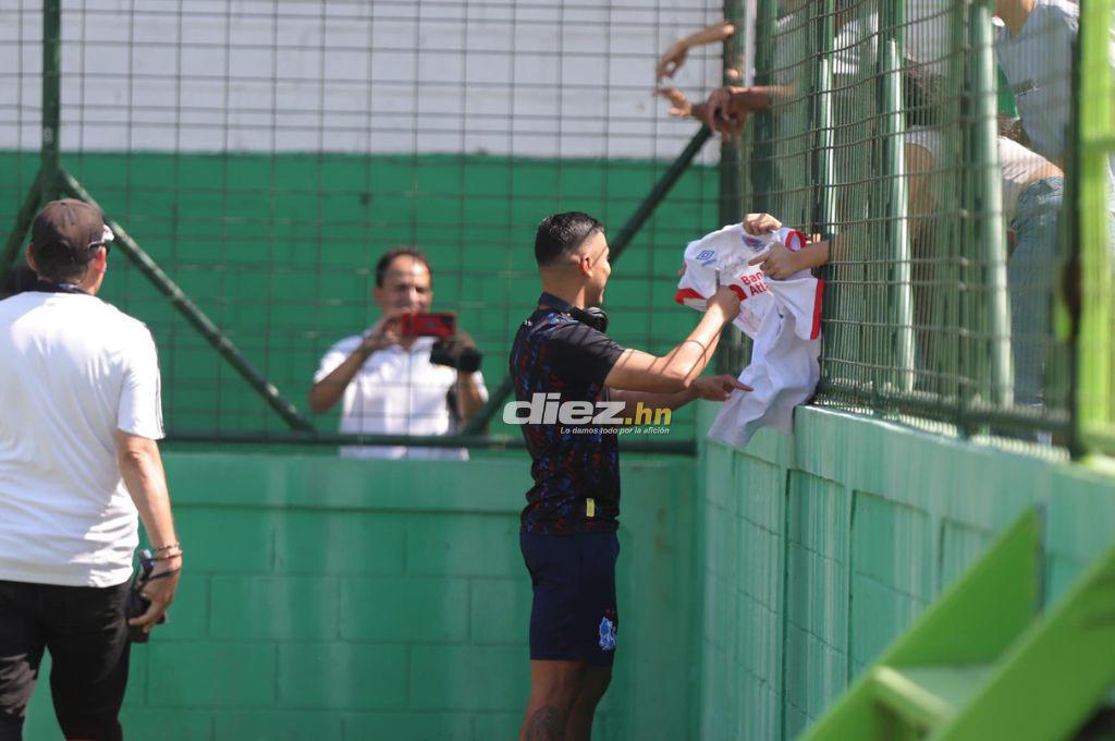 El ambiente en el Yankel: Jugadores y aficionados pegados al celular por el Manchester City-Real Madrid
