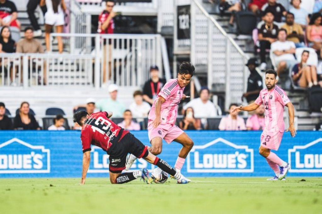 Messi se burló y le gritó en la cara a uno del Atlas, el VAR le echa la mano al Inter Miami y Keylor Navas es el héroe de Pumas