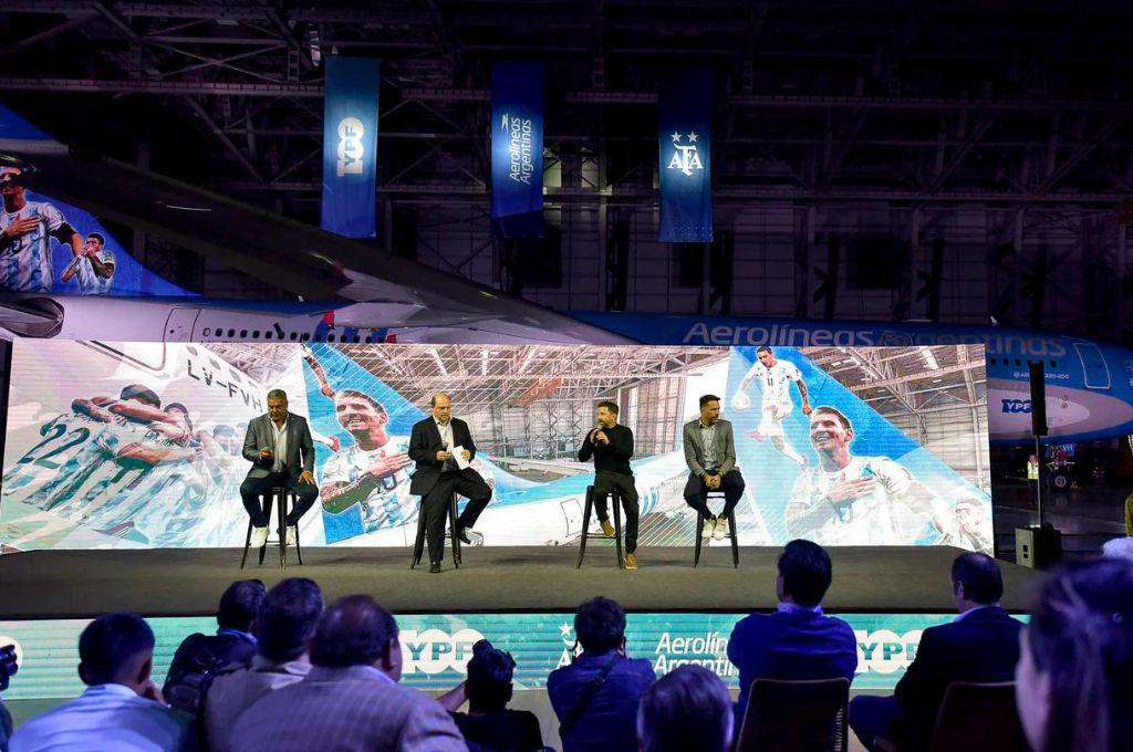 Argentina presentó el avión que llevará a la albiceleste, su familia e hinchas al Mundial de Qatar 2022.