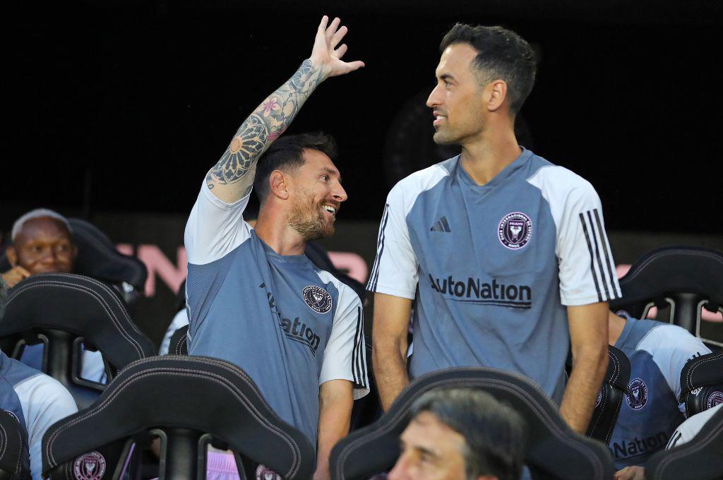 Así fue el debut de Messi con el Inter Miami ante Cruz Azul: Abrazo con una leyenda, el gesto del capitán y golazo de tiro libre