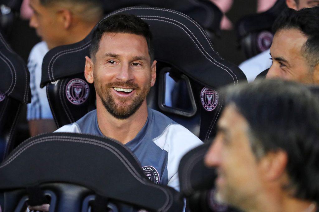 Así fue el debut de Messi con el Inter Miami ante Cruz Azul: Abrazo con una leyenda, el gesto del capitán y golazo de tiro libre