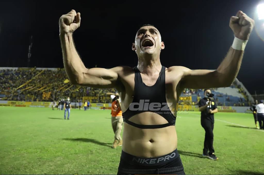 El vibrante festejo del Real España y su afición tras pasar a la final: Rocca le ‘roba’ gorra a aficionado; el Morazán retumbó