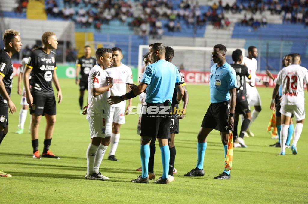 No se vio en TV: El hincha de Olimpia que arriesgó su vida en el Nacional y el curioso cambio con el banquillo de suplentes