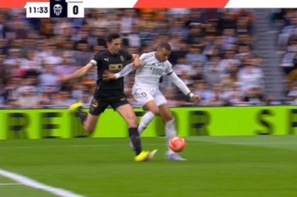 El 'regalo' del árbitro al Real Madrid, la pesadilla de Vinicius y la bronca de Mbappé tras caer ante Valencia