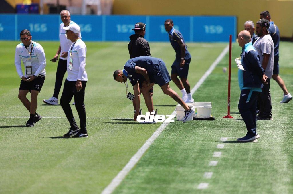 Rueda sorprende y se pasea descalzo por el césped del Live’s Stadium al estilo de Luis Enrique previo al duelo contra México