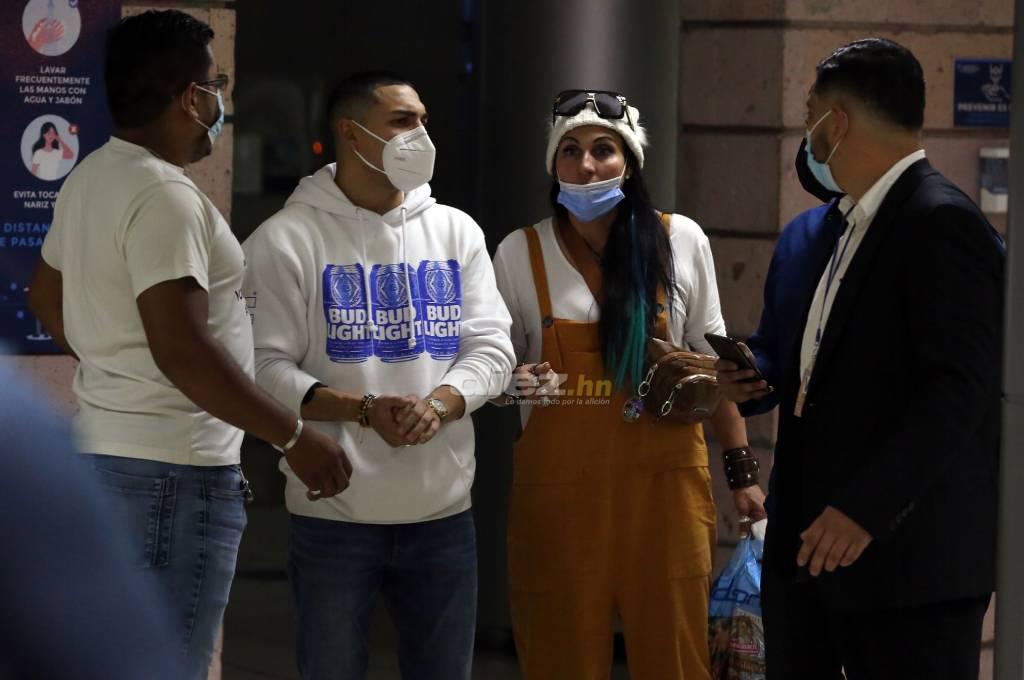 Con seguridad del gobierno y un ‘jab’ a periodista: Así fue la llegada de Teófimo López a Honduras para la toma de posesión