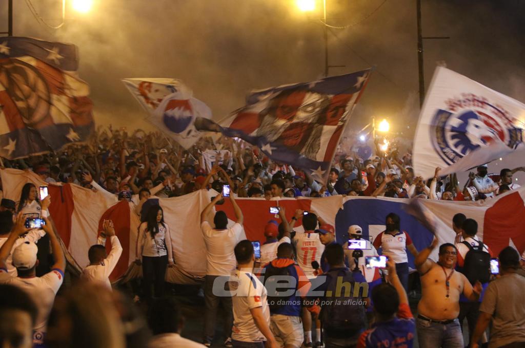 La Ultra Fiel se hace sentir en los alrededores del estadio Chelato Uclés. (Foto Alex Pérez)