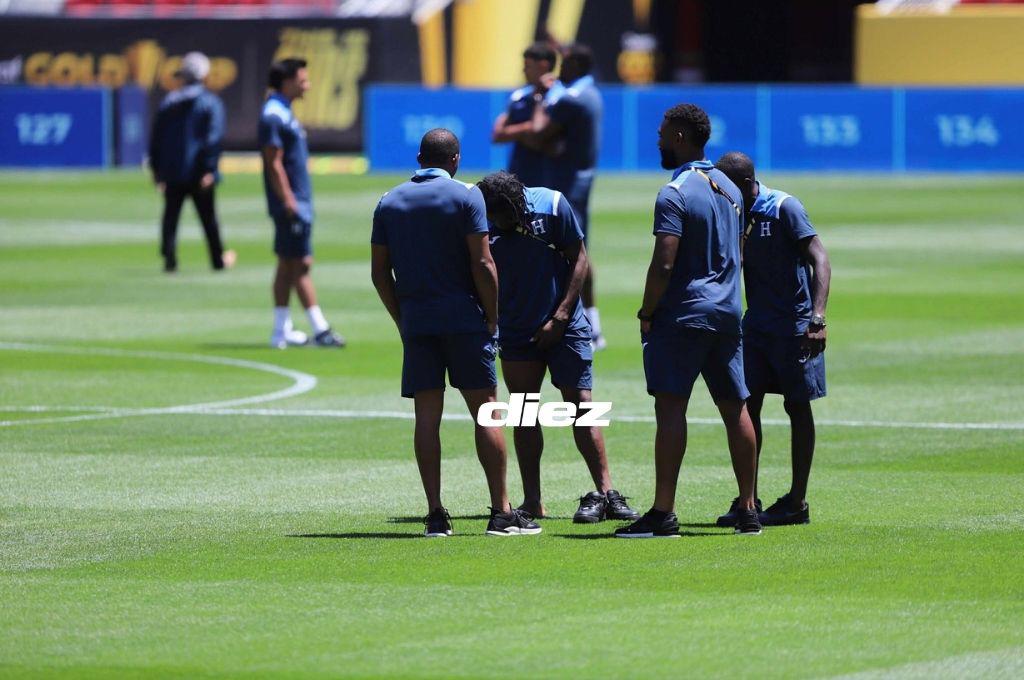 Rueda sorprende y se pasea descalzo por el césped del Live’s Stadium al estilo de Luis Enrique previo al duelo contra México