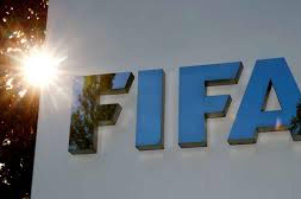 La tarjeta azul llega al fútbol profesional: ¿para qué sirve y cuándo se usará la nueva regla de la FIFA?