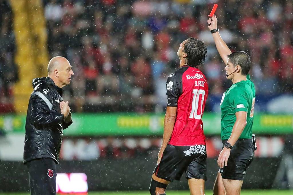 El berrinche y los insultos proferidos al árbitro de Fabián Coito después de ser expulsado en el clásico donde Alajuelense perdió contra Saprissa