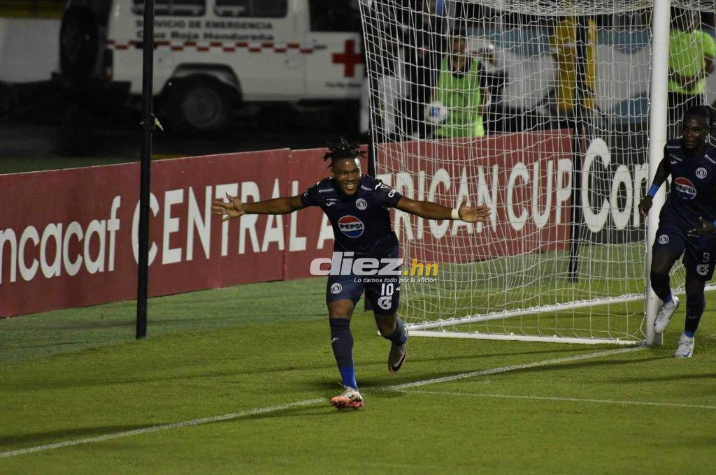 Polémico festejo de Yeison y su beso con una periodista; la fila de novias de los jugadores del Motagua y ¿hay nuevo pistolero?