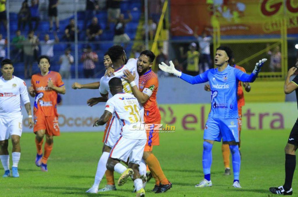 El cariño de Troglio a ex Olimpia, la bronca de Benguché y la molestia de la Ultra Fiel ¿quién es la chica de palco?