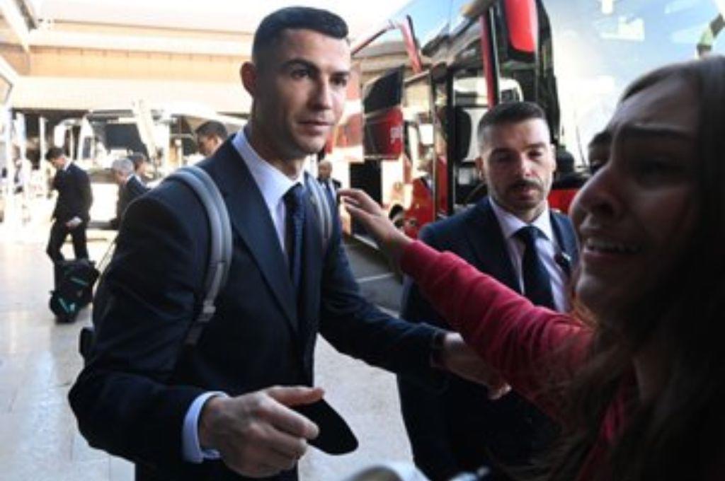 ¡Llegó el comandante! Elegante y sonriente arribó Cristiano Ronaldo a su último baile con Portugal al Mundial Qatar 2022