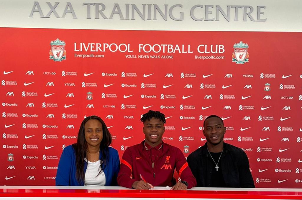 Keyrol Figueroa recibe una valiosa beca deportiva y extiende por tres años su vínculo con el Liverpool de Inglaterra