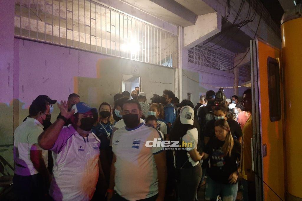 FOTOS: La petición de la novia de Marco Aceituno, la llegada de Roberto Contreras al Morazán y la algarabía de los hondureños