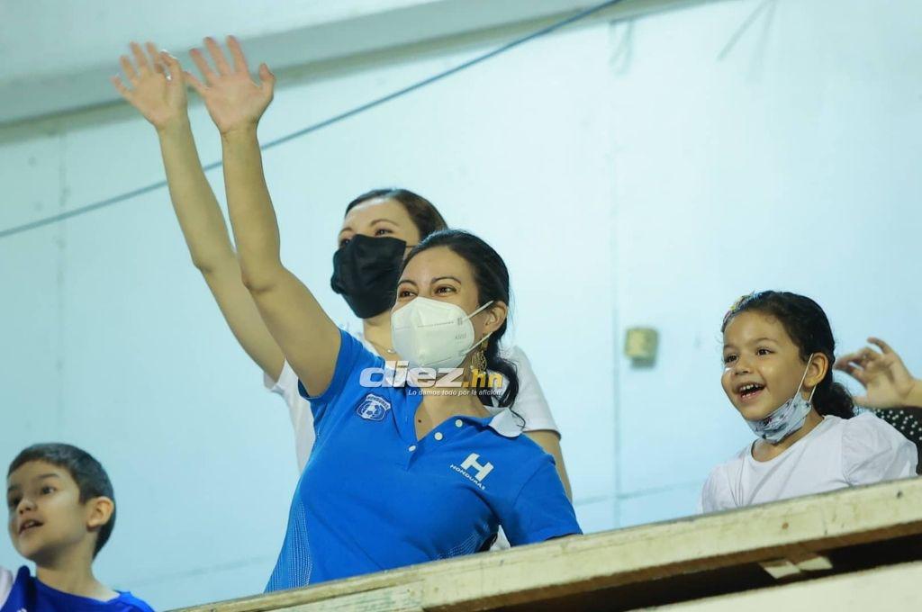 FOTOS: La petición de la novia de Marco Aceituno, la llegada de Roberto Contreras al Morazán y la algarabía de los hondureños