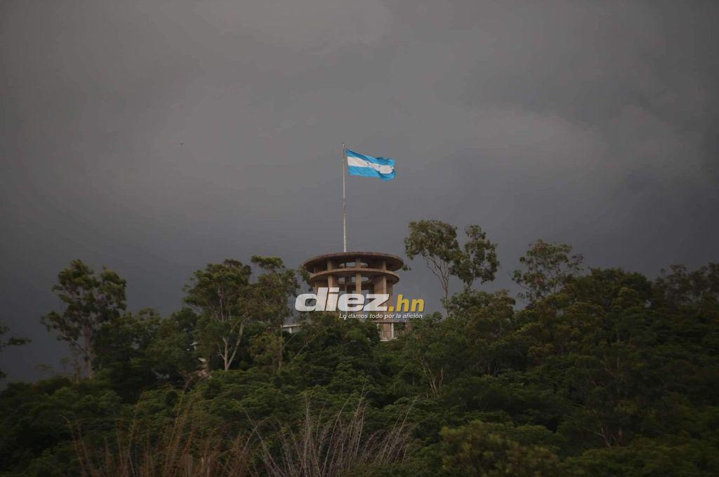 Polémico festejo de Yeison y su beso con una periodista; la fila de novias de los jugadores del Motagua y ¿hay nuevo pistolero?