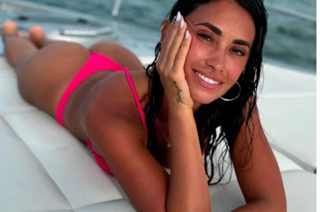 ¡De nuevo en la playa! Antonela Rocuzzo enciende las redes sociales con su bikini; junto a Messi y Luis Suárez