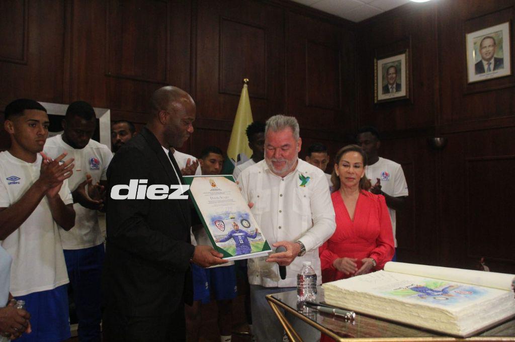 Así fue el homenaje a David Suazo en San Pedro Sula: firma de un libro histórico y llegaron los jugadores del Olimpia