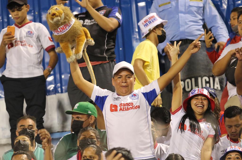 Banderas, gorras, paraguas y peluches del león llevaron los aficionados del Olimpia. (Foto Alex Pérez)