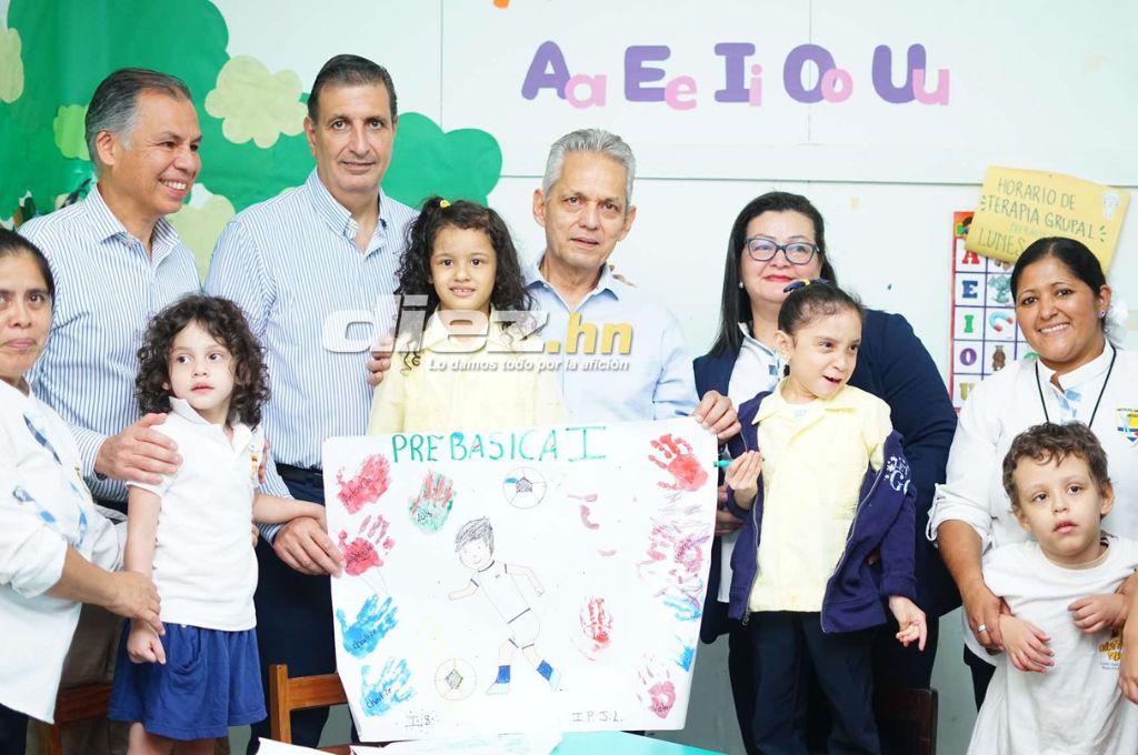 Reinaldo Rueda y directivos de la Federación de Honduras vivieron momentos especiales con niños del Instituto Juana Leclerc