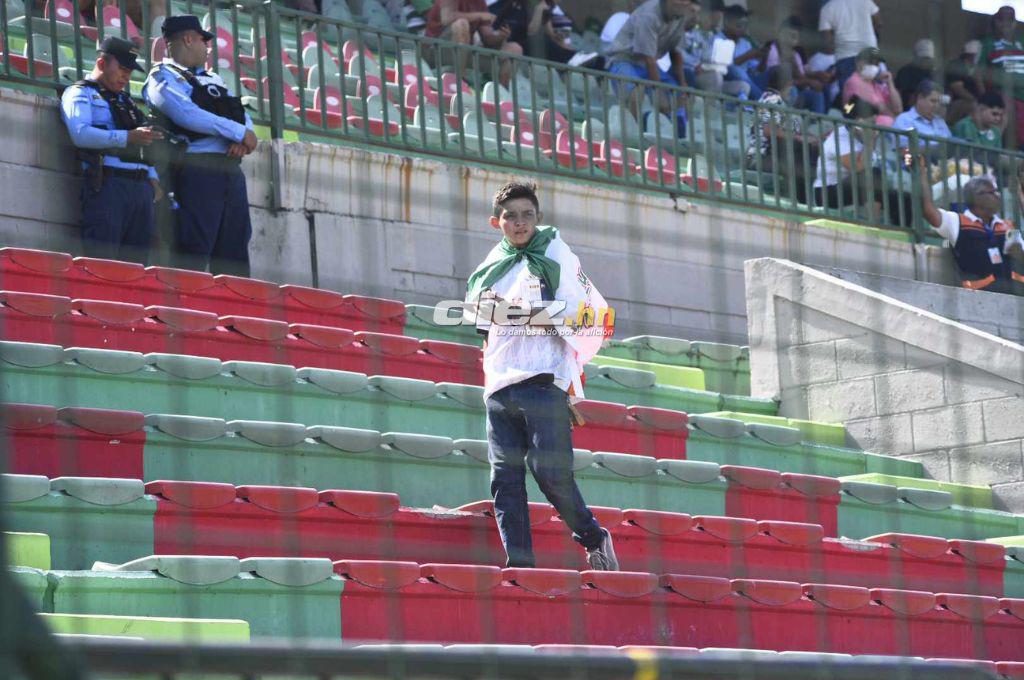 El ambiente en el Yankel: Jugadores y aficionados pegados al celular por el Manchester City-Real Madrid