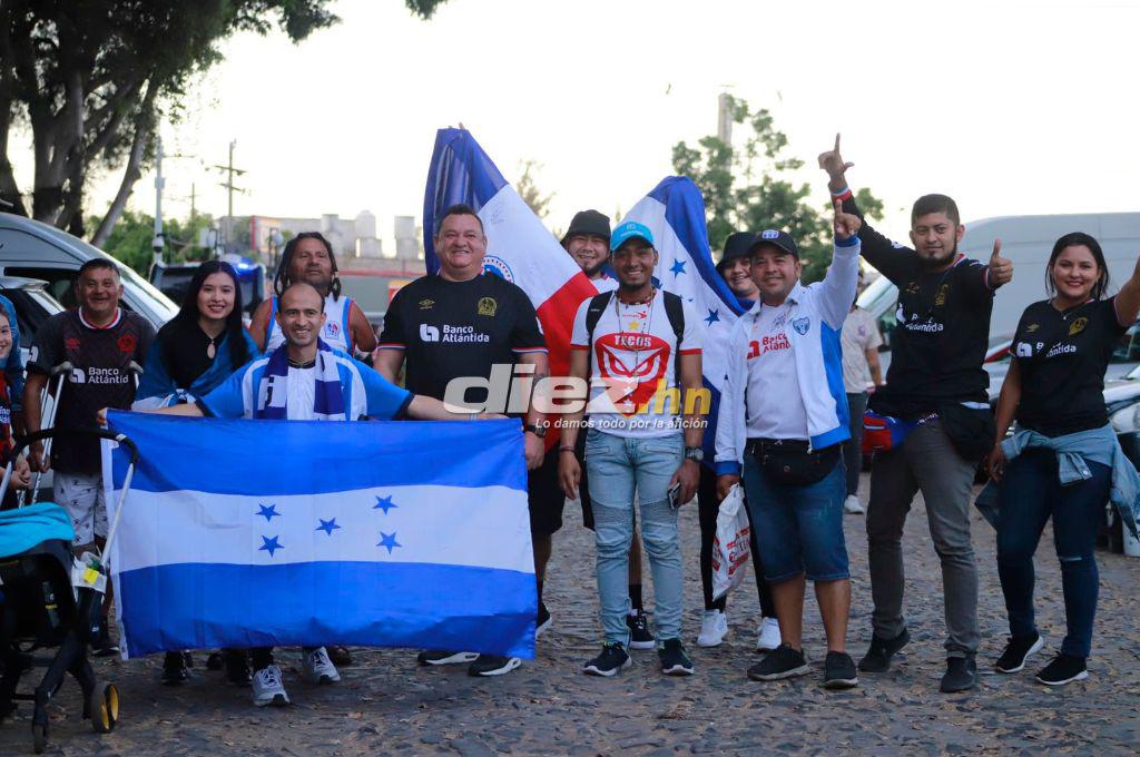 ¡Locura merengue! Afición del Olimpia comienza a “pintar” el estadio Jalisco y esposa de futbolista del Atlas sorprende con mensaje en pancarta
